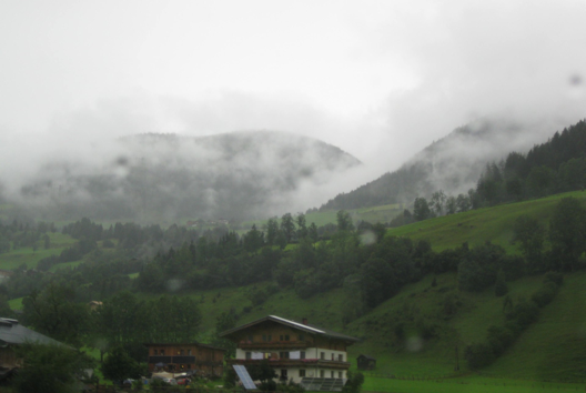 Blick vom Hotel-Balkon Wieser in die wolkenverhangene Region 