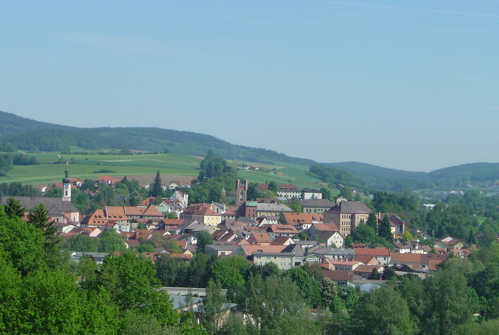 Blick auf Furth im Wald mit Pfarrkirche und Stadtturm