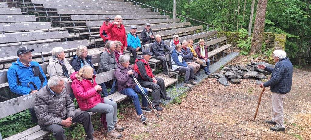 Mitglieder des Waldverein folgen den Ausführungen über die Burg