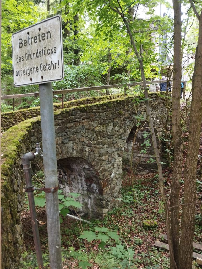 Zugang zur Burgruine Lichtenegg.
