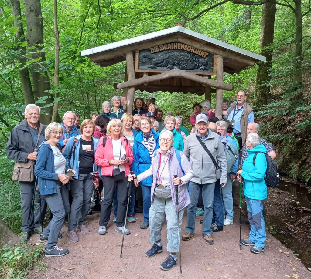 Die Wanderer des Waldverein Furth im Wald beim Eingang zur Drachenschlucht